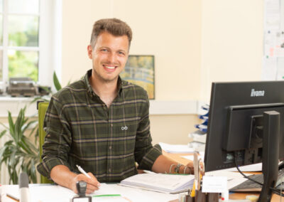 Mitarbeiter am Bürotisch